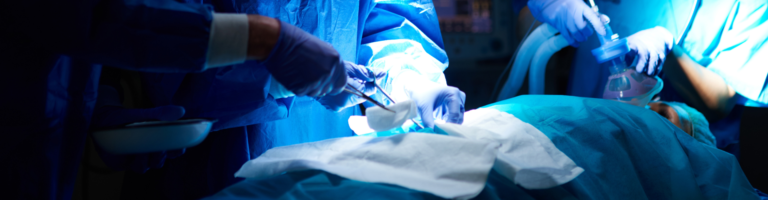 Entenda os principais sintomas de pedra na vesícula, quando procurar um cirurgião e em quais situações a cirurgia pode ser indicada.